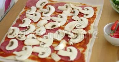 女人做美味的意大利香肠披萨